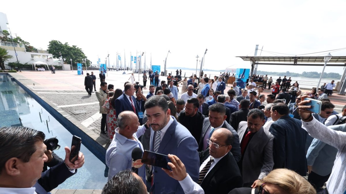 Aquiles Álvarez en su llegada al Palacio de Cristal.