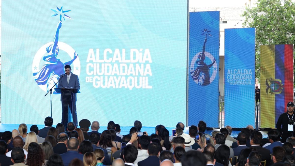 Con casi media hora de atraso, con una dosis de emotividad y aspiraciones, Álvarez encendió al público con su discurso