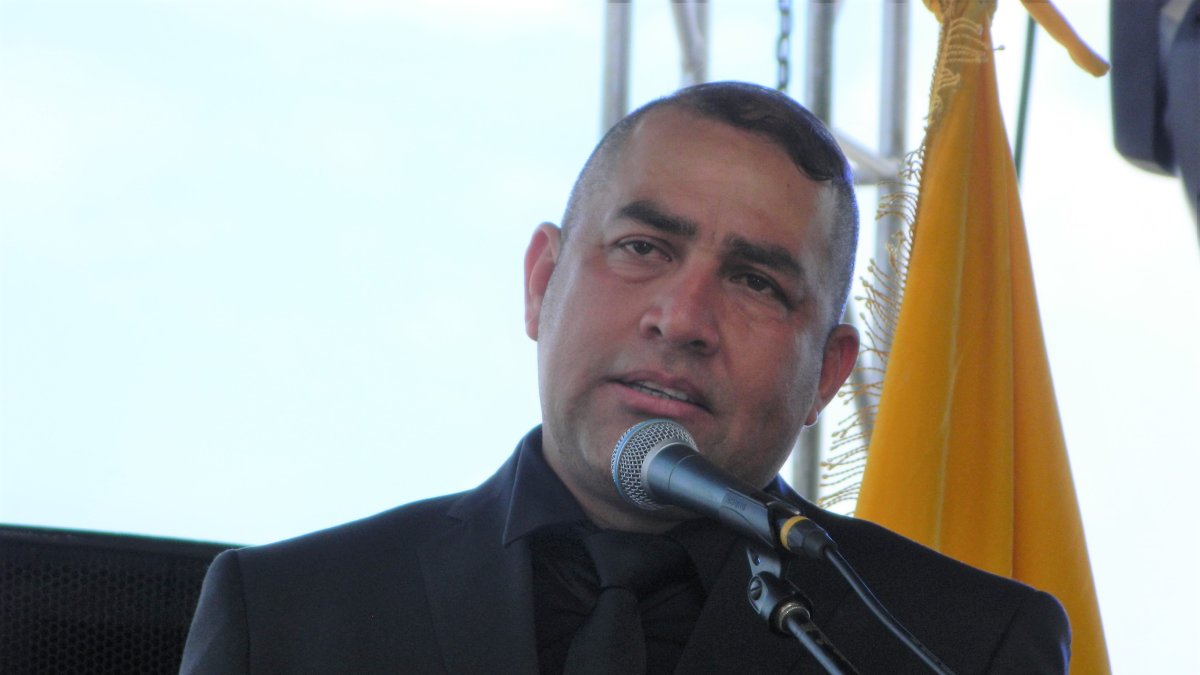 El nuevo alcalde de Playas, Gabriel Balladares, durante la ceremonia de posesión de su cargo, este 14 de mayo.