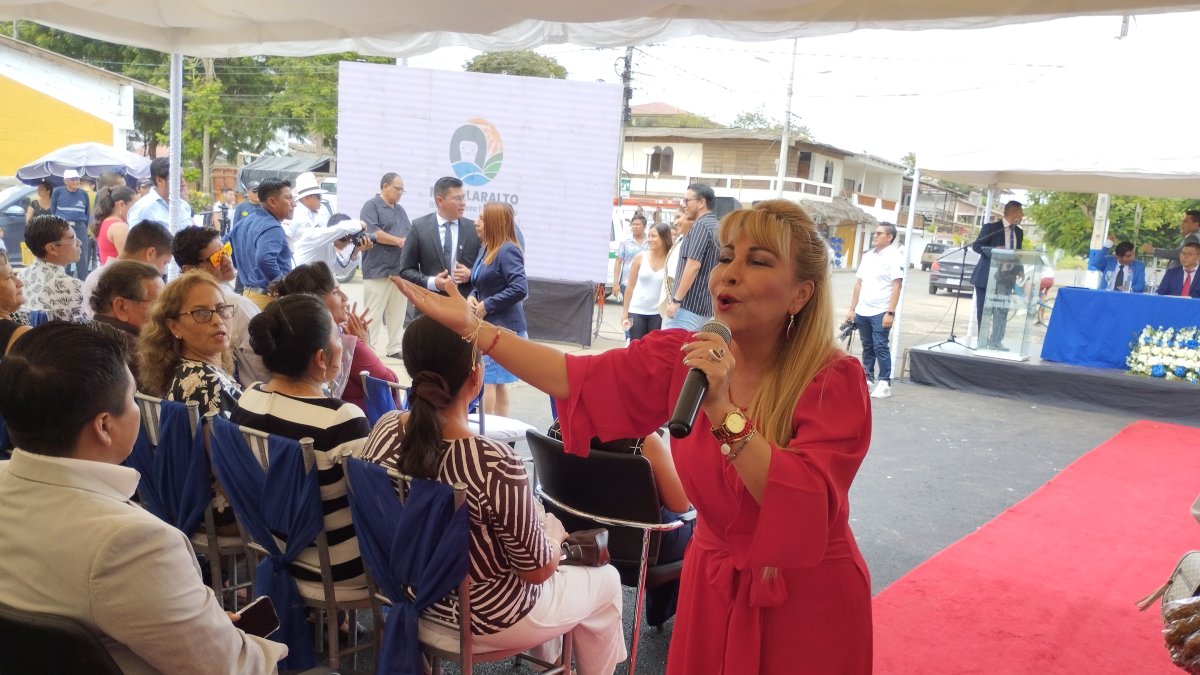 La artista Juanita Córdova fue elegida viceprefecta de Santa Elena en la sesión de posesión de autoridades y los asistentes le pidieron que cantara.
