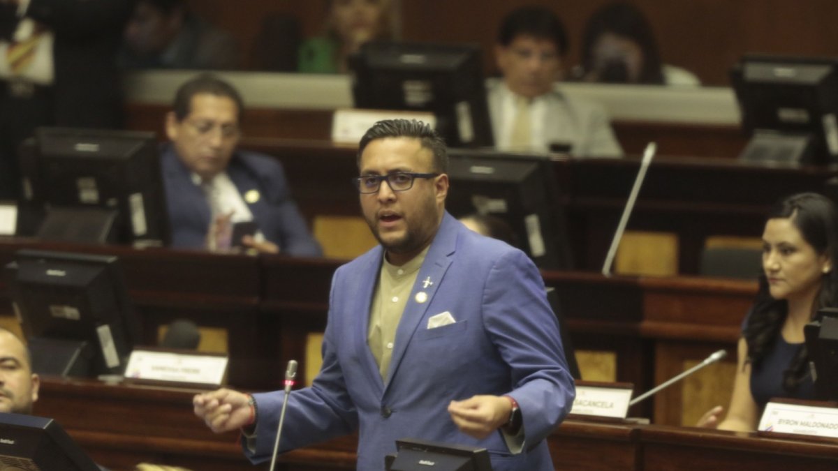 Oficialismo. Juan Fernando Flores es el jefe de la bancada del gobierno y los independientes.