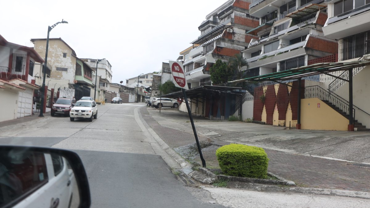 Esta señal de tránsito dañada está ubicada en la Sexta y Dátiles, Urdesa.