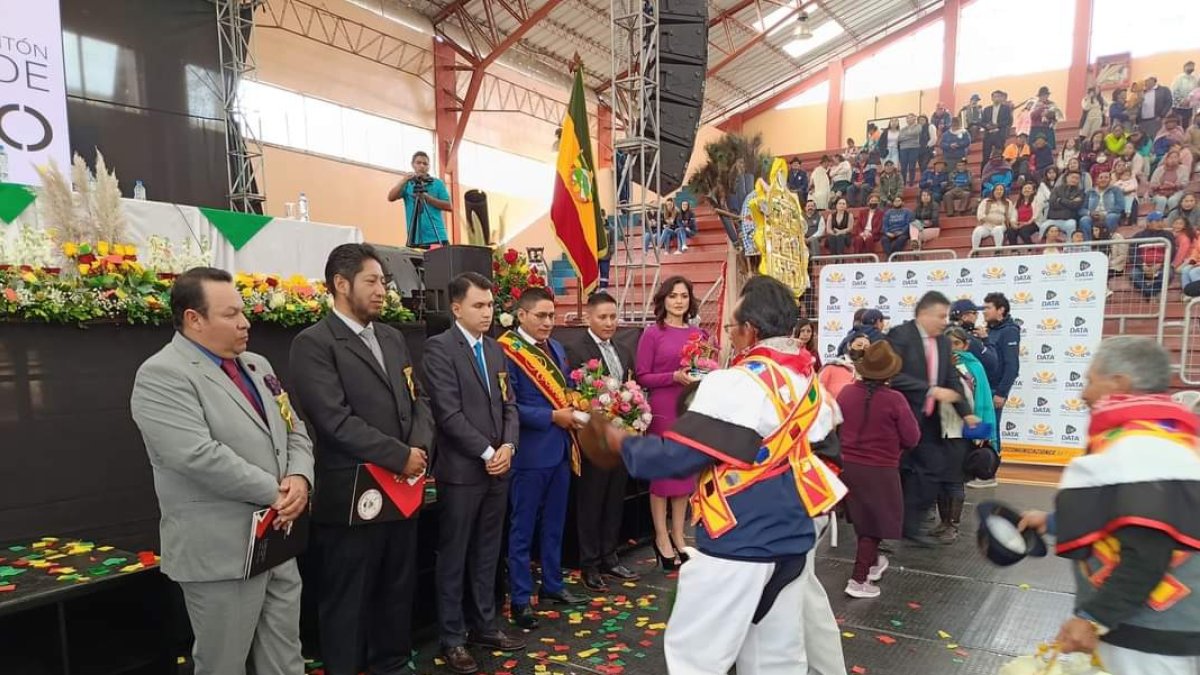 Las autoridades de Píllaro reciben ofrendas de ciudadanos.