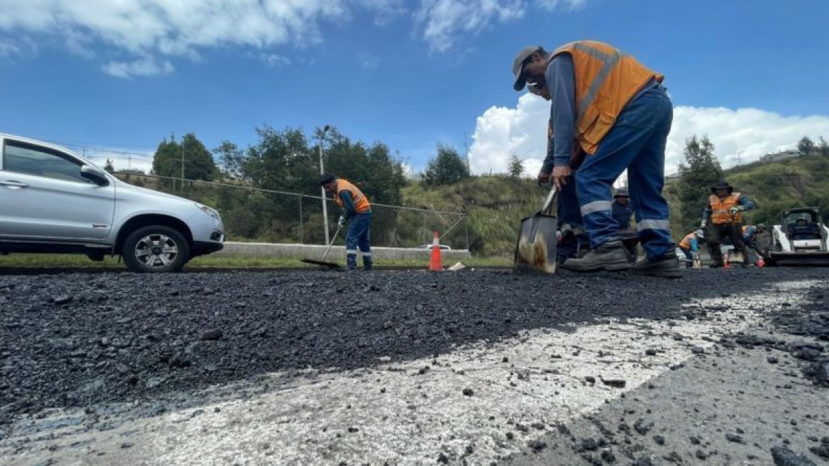Labores. Trabajadores cumpliendo con su horario laboral y funciones.