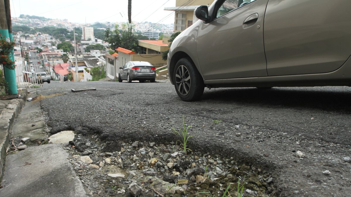 Los baches causan problemas a los vecinos de El Paraíso.