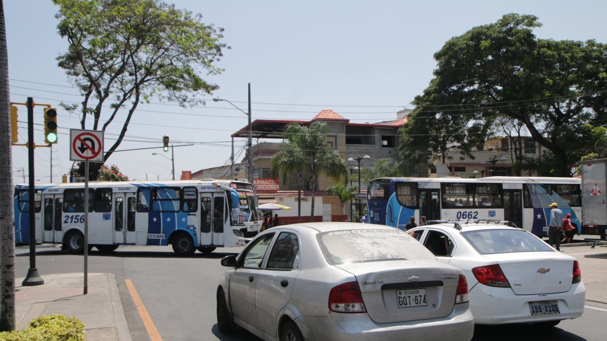 El control del tránsito es escaso en la Ernesto Albán que rodea varias ciudadelas del sur de la ciudad.