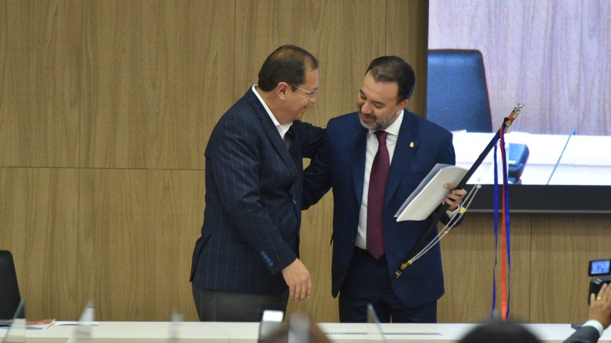 Santiago Guarderas entrega el bastón de mando de la ciudad a Pabel Muñoz, nuevo alcalde de Quito