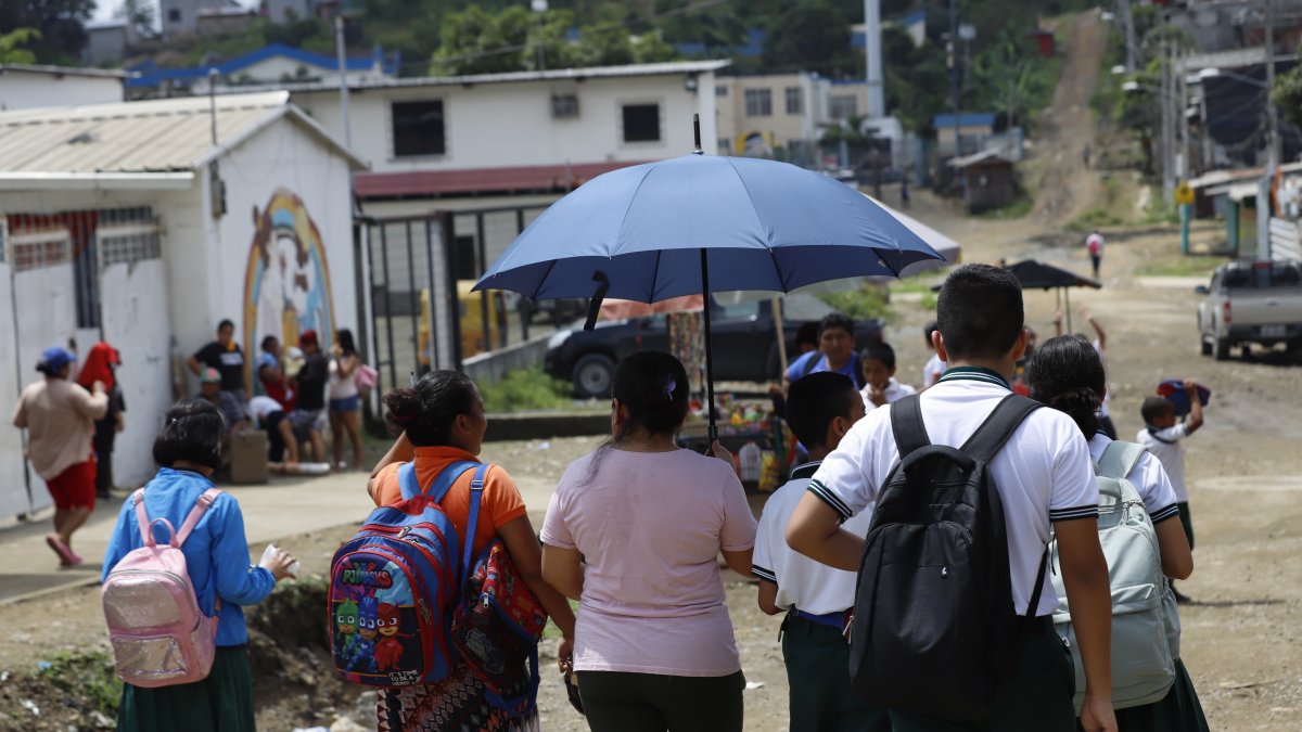 Los padres acuden todos los días a los colegios a la entrada y salida para dejar y recoger a sus hijos.