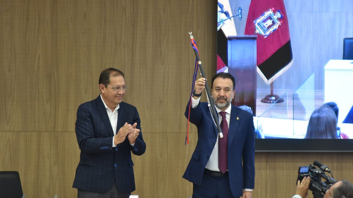 El alcalde Pabel Muñoz recibió el bastón de mando de su antecesor.