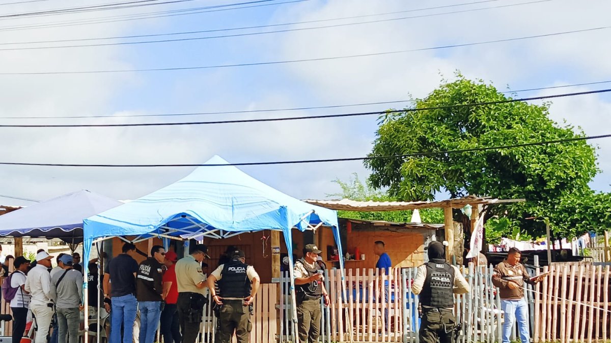 Salinas. Alrededor de la escena del crimen estaban los vecinos.