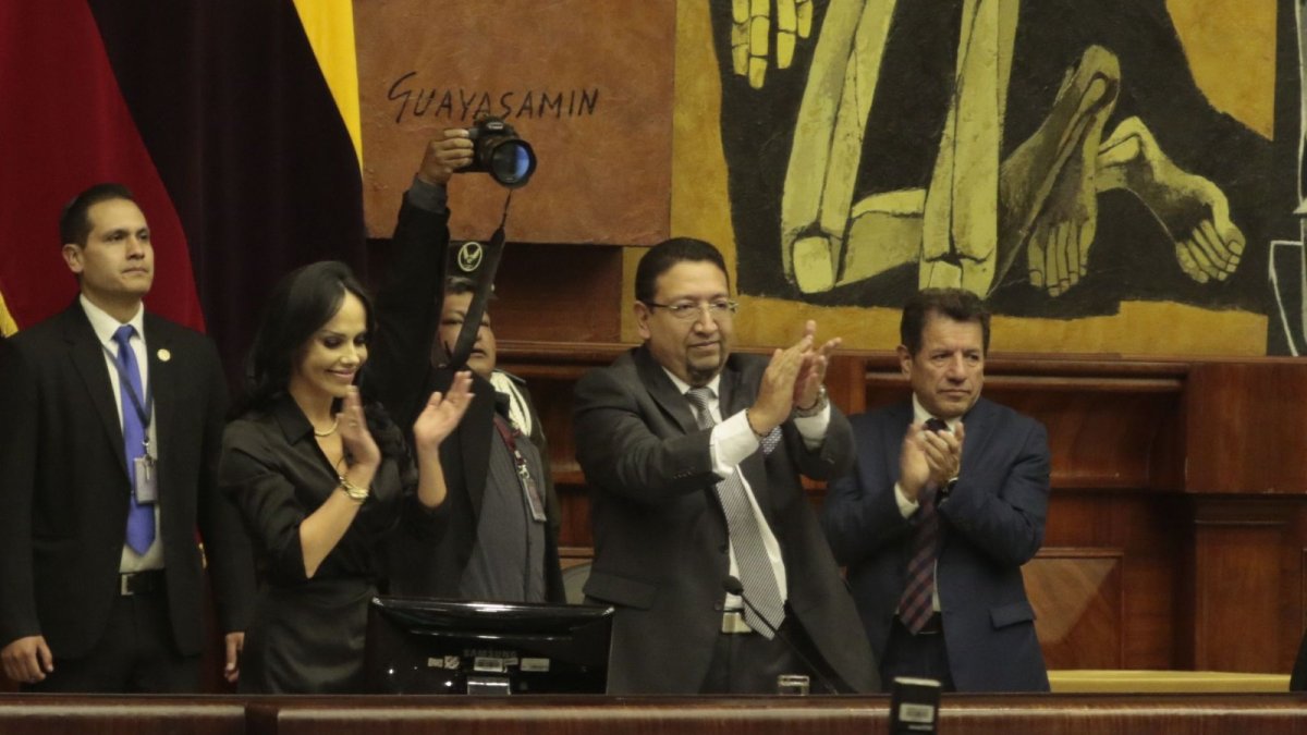 Reelectos. Marcela Holguín y Virgilio Saquicela quedan al frente de la Asamblea con un único propósito: terminar con el golpe constitucional ya iniciado.