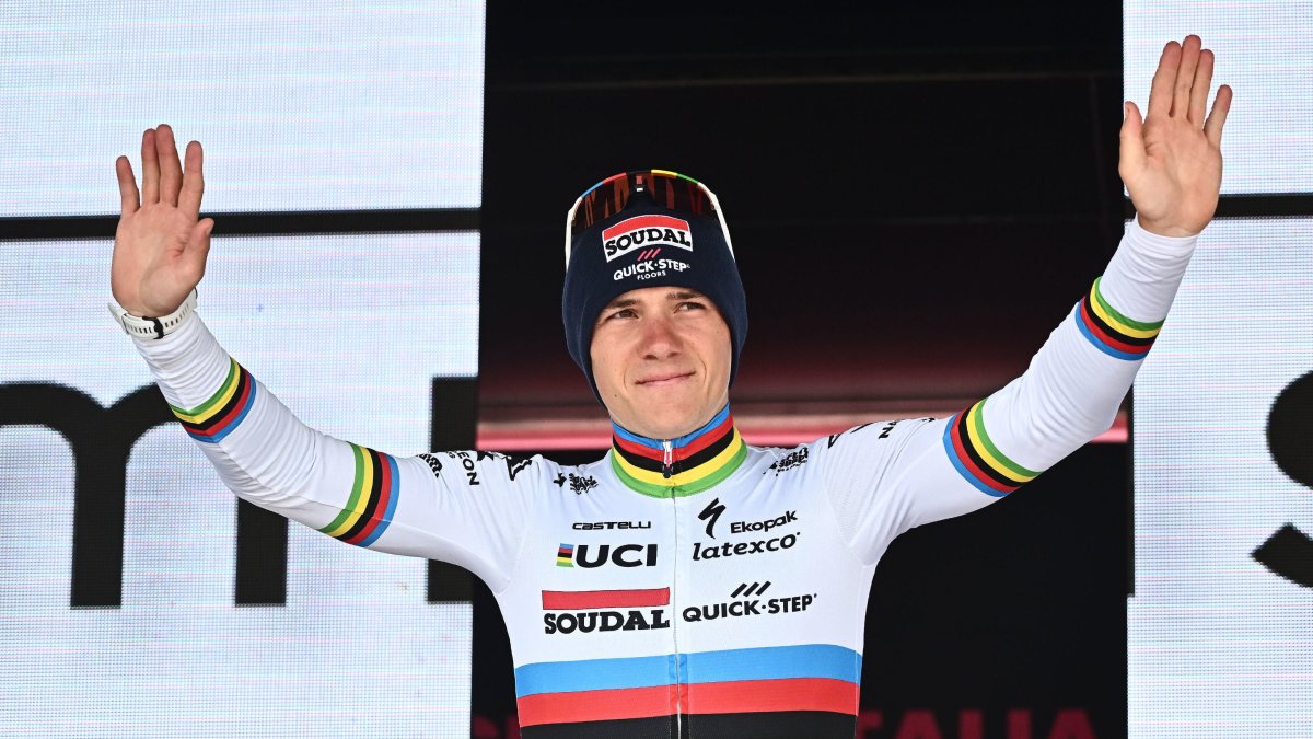 Remco Evenepoel recupera el liderato que perdió en la cuarta y es el primer corredor que repite  victoria de etapa en esta edición del Giro.