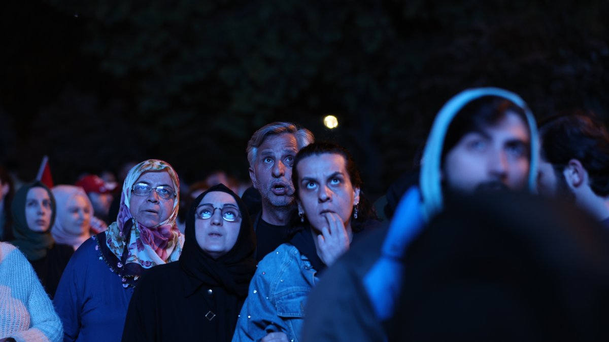 Seguidores del presidente Recep Tayyip Erdogan miran en una pantalla los resultados de las elecciones presidenciales de este domingo 14 de mayo.