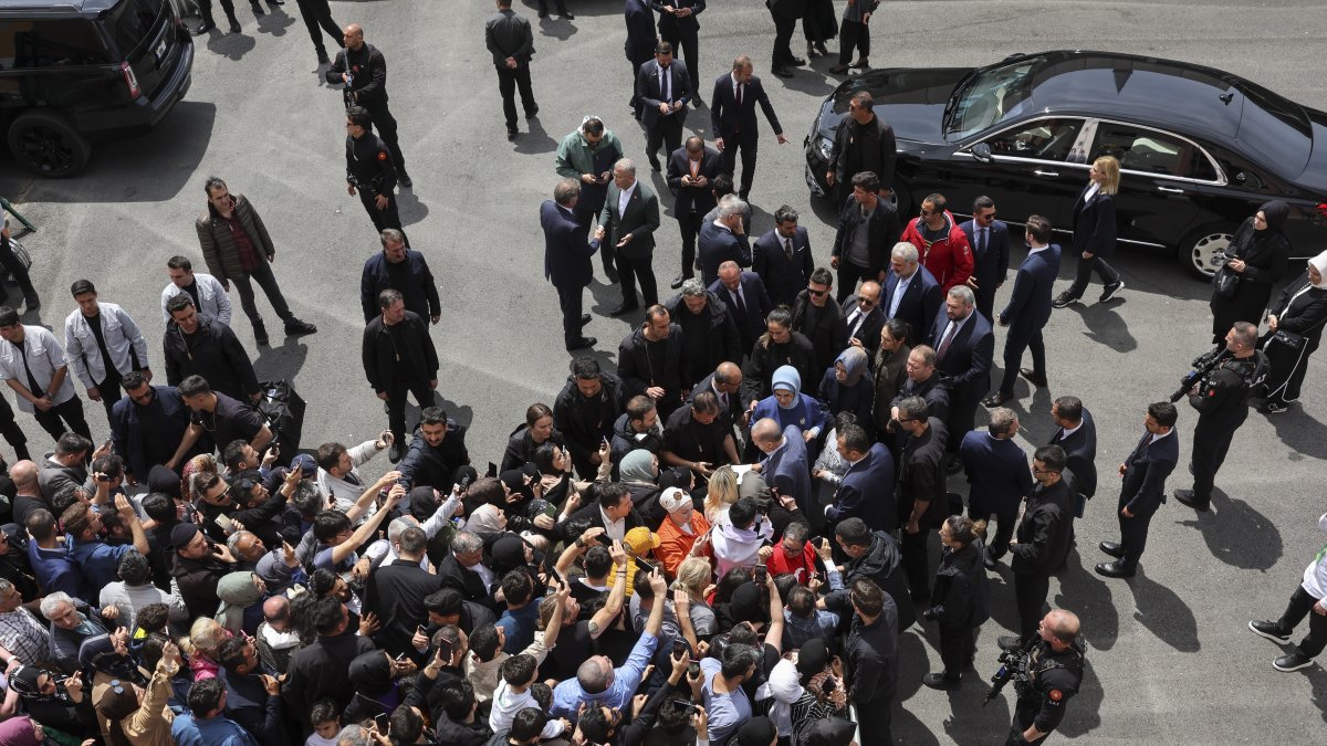 El presidente turco Tayyip Erdogan y su esposa Emine Erdogan se reunieron con seguidores en las afueras de un recinto electoral, en las pasadas elecciones.