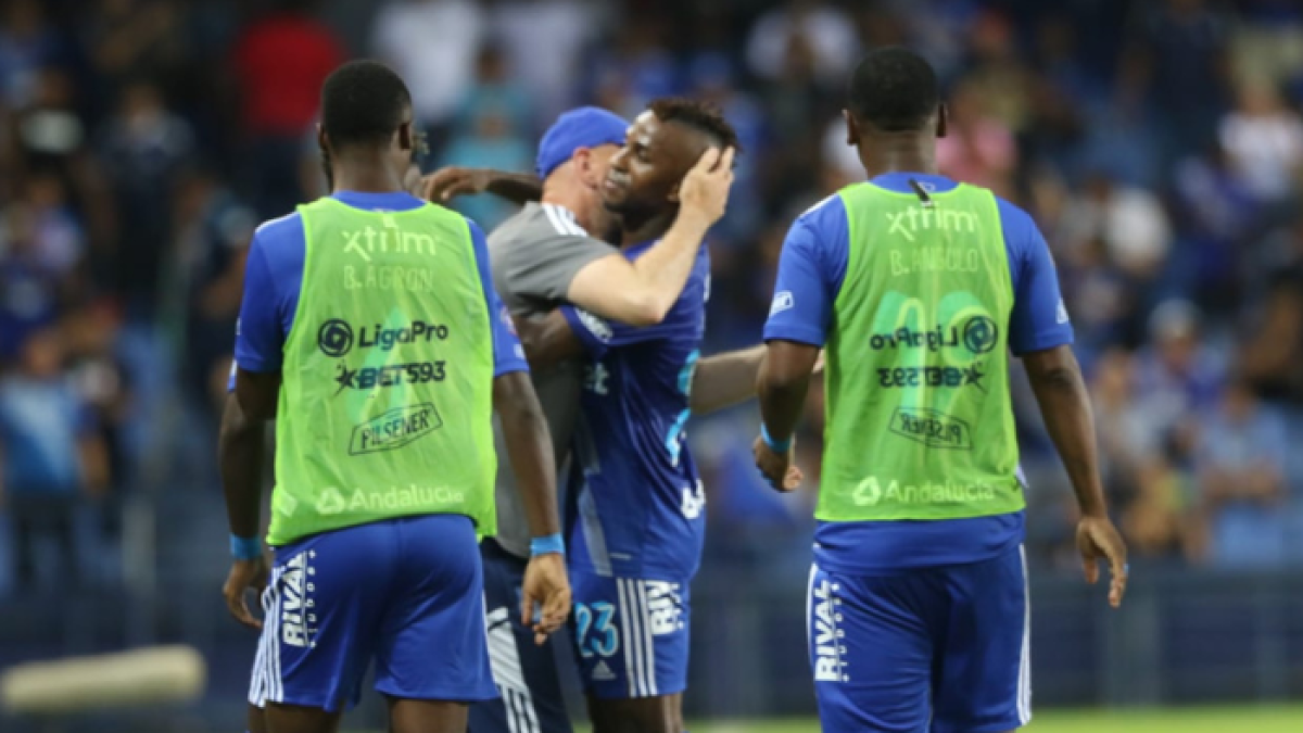 Todo el festejo de Miller Bolaños con su entrenador Miguel Rondelli, en el gol de Emelec