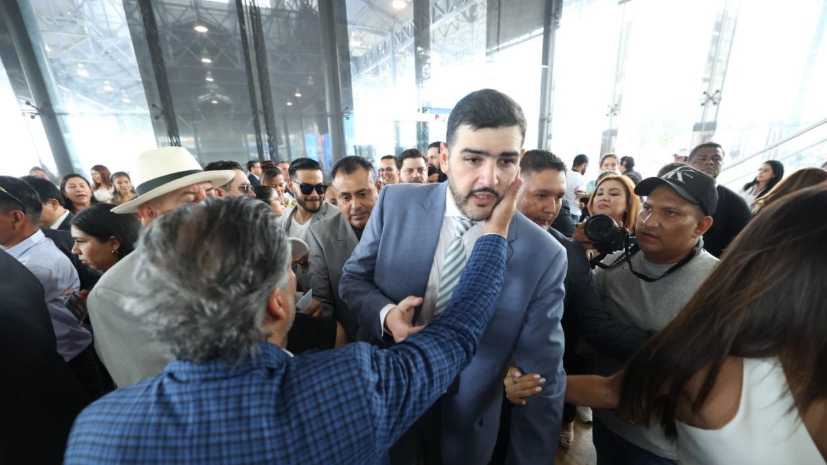 Alcalde de Guayaquil saludando con los simpatizantes.