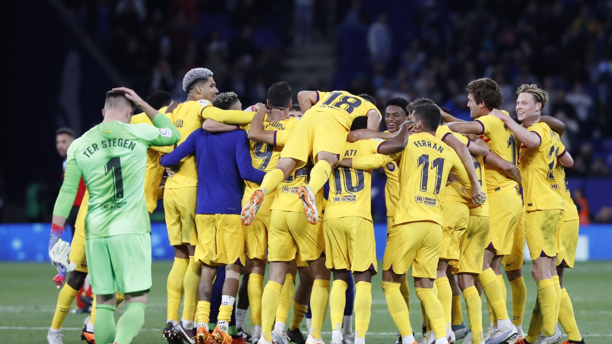 Los jugadores del FC Barcelona celebran proclamarse campeones de LaLiga Santander tras ganar al Espanyol este domingo en el RCDE Stadium de Cornellá de Llobregat (Barcelona).