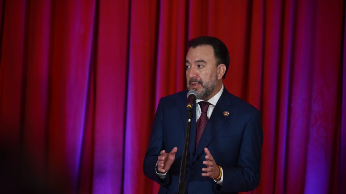 Fue apoyado por simpatizantes.