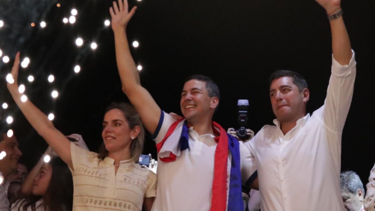Santiago Peña, celebra junto a su esposa Leticia Ocampos y el vicepresidente electo, Pedro Alliana, su discutida victoria