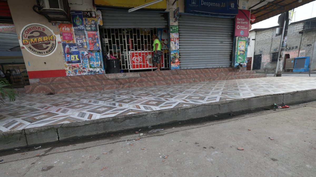 Cámaras de seguridad dejaron registrado un nuevo atentado por parte de vacunadores en un local porteño.