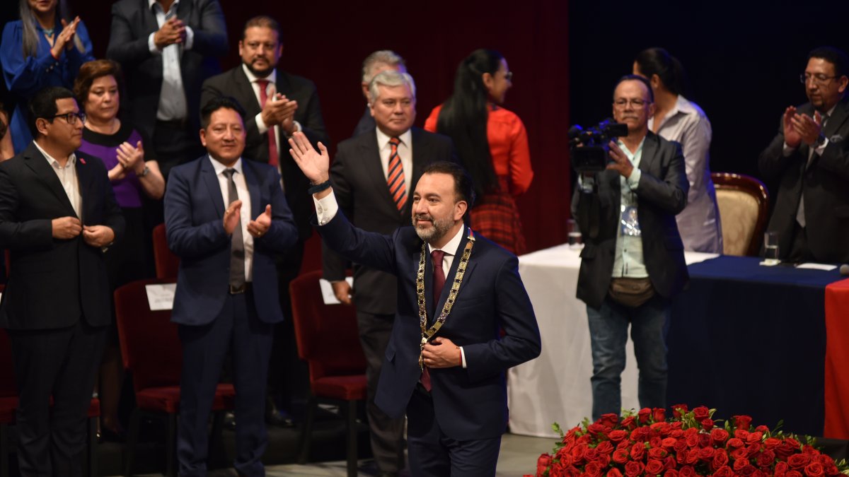 La investidura de Pabel Muñoz se dividió entre la entrega del bastón del mando y el acto de posesión.