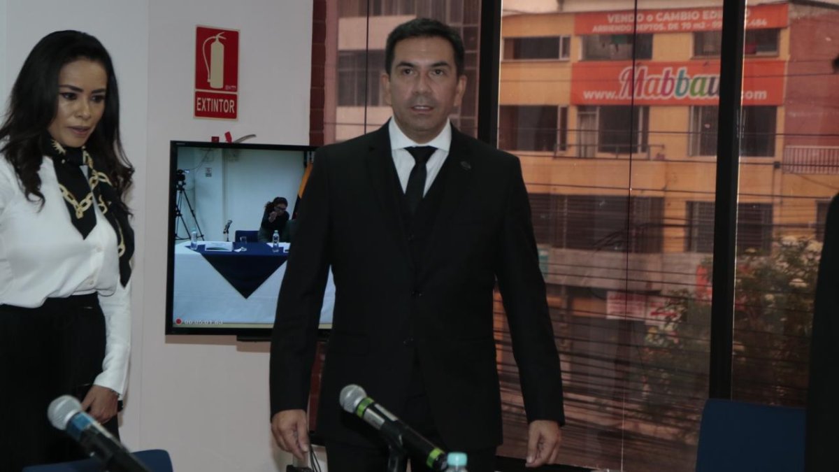 Roberto Meza  junto con los miembros de la comisión en el caso Gabela.