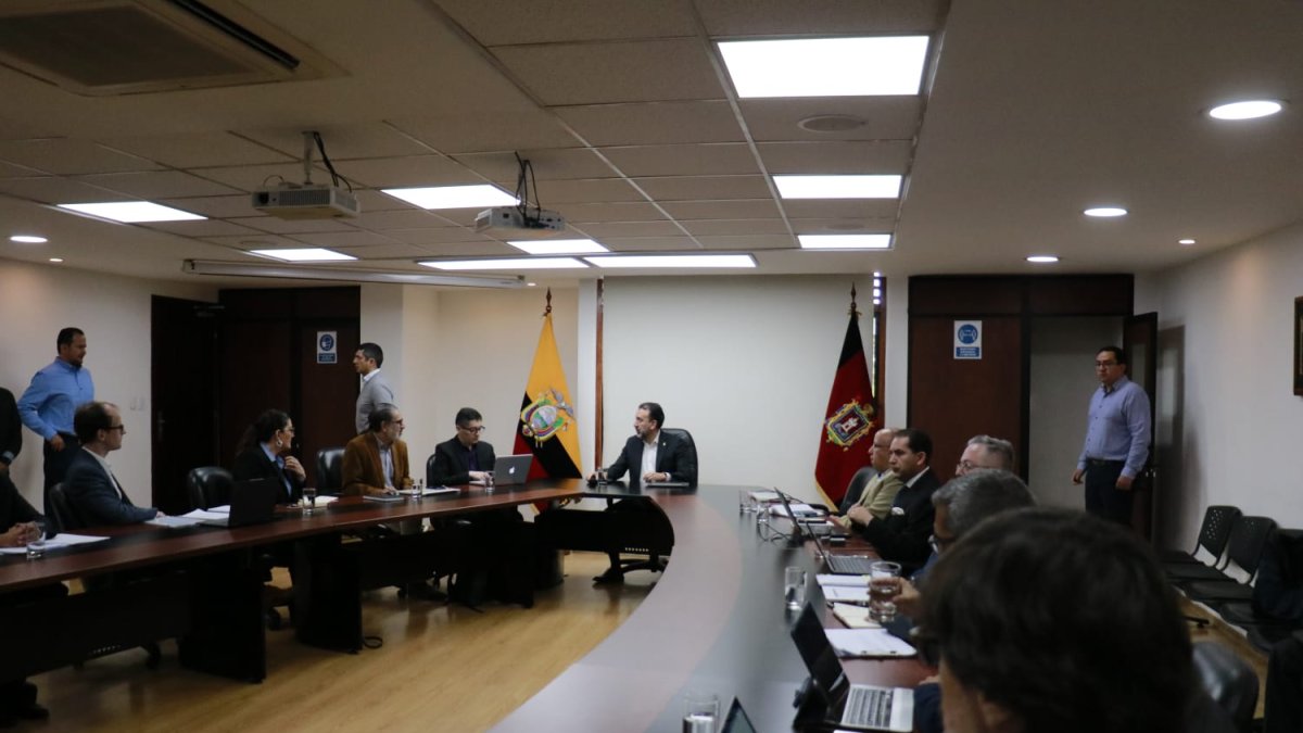 Pabel en reunión con las operadoras del Metro de Quito.