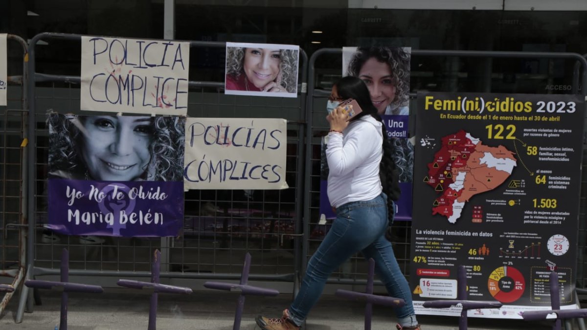 Colectivos feministas, familiares y amigos realizan un plantón mientras se realiza la audiencia en el caso Bernal.