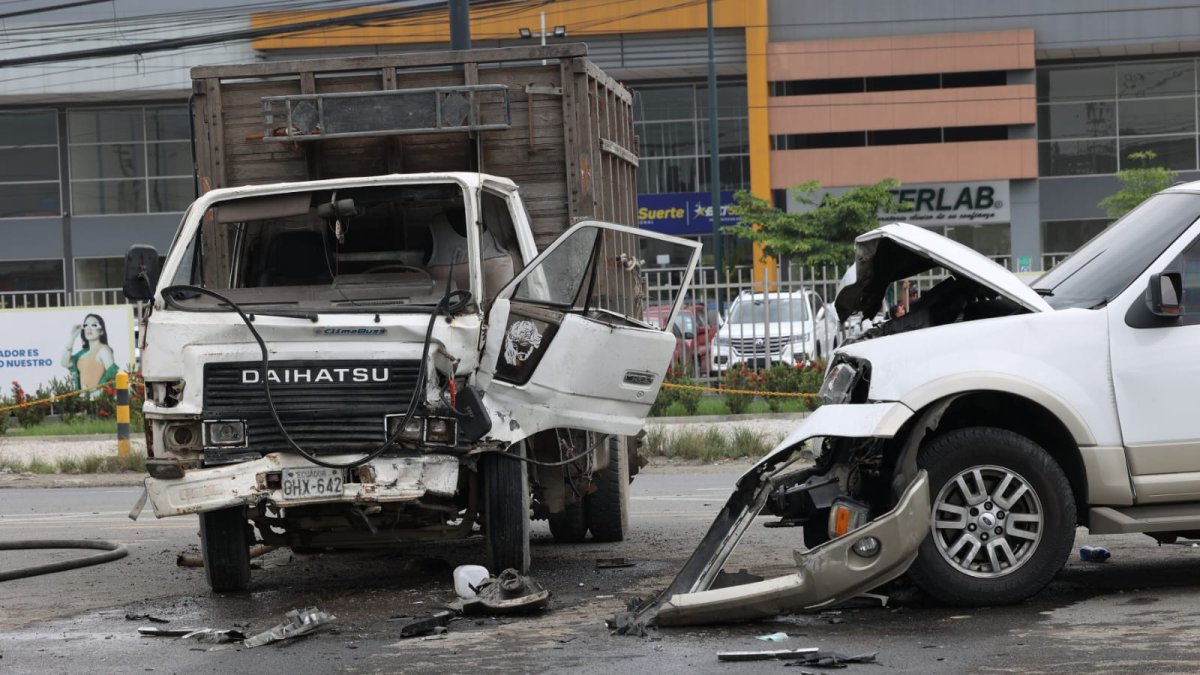 Así quedaron los vehículos afectados por el atentado en Durán.