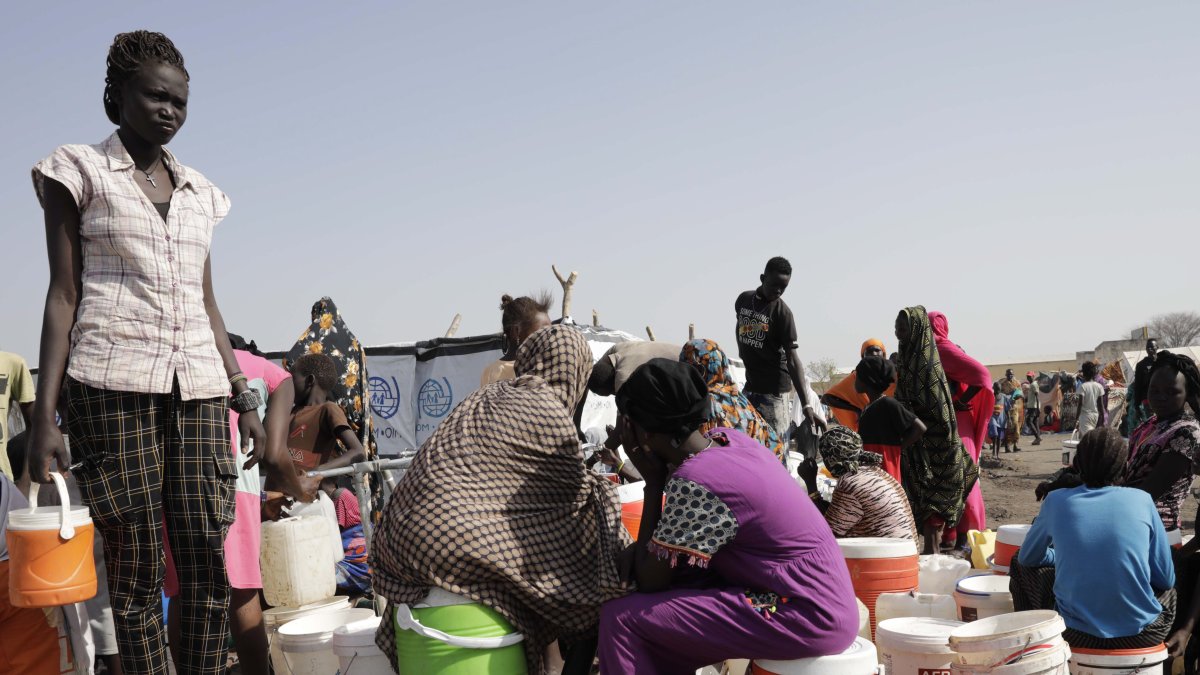 Los combates hacen que la gente emigre en Sudán busca de refugios.