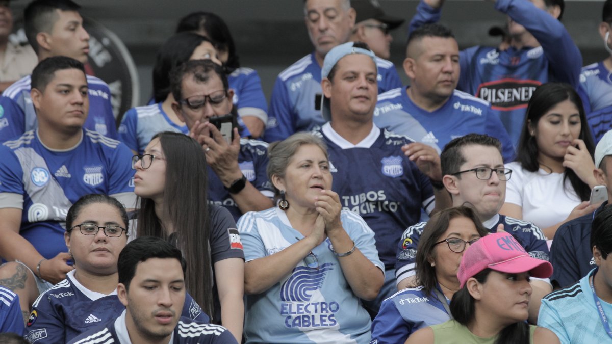 Aficionados millonarios durante el cotejo entre Emelec vs. Liga de Quito.