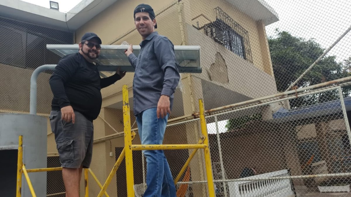 Docentes universitarios muestran el panel con el que funcionará el dispositivo creado por la academia.