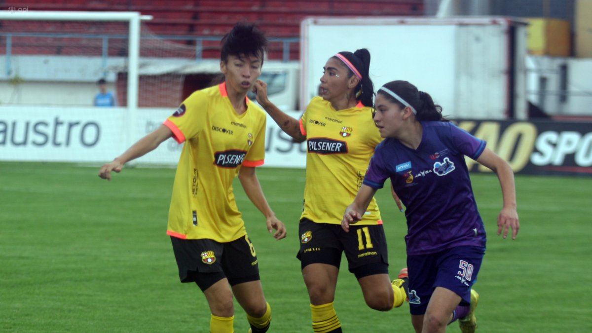 Madelin Riera (c) fue la figura de Barcelona en la victoria sobre Ñusta.