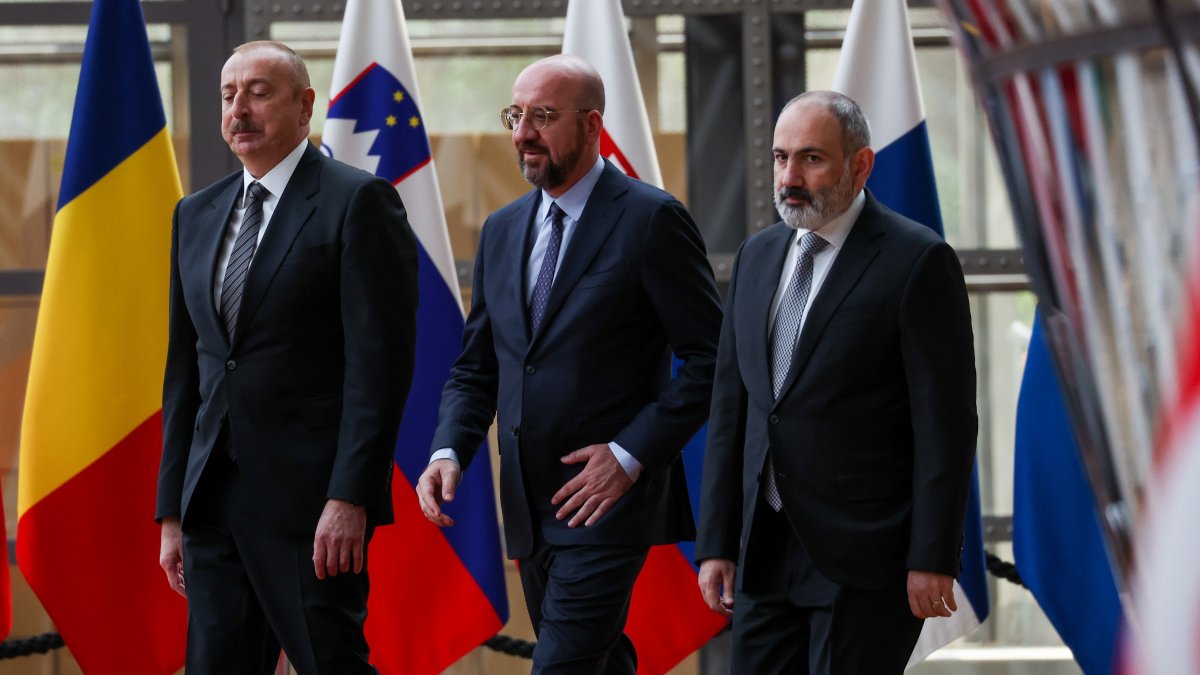 El presidente de Azerbaiyán, Ilham Aliyev (I), y el primer ministro de Armenia, Nikol Pashinyan (D), están acompañados por el presidente del Consejo Europeo, Charles Michel (C).
