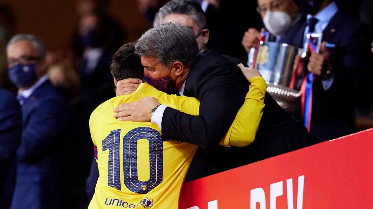 Leo Messi (i) vistió la blusa del Barcelona por 21 años ininterrumpidos.