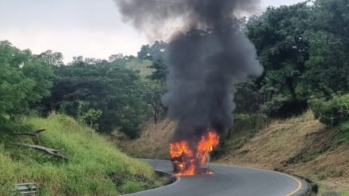 La emergencia con el vehículo de carga pesada ocurrió en plena oreja vial de la Orellana.