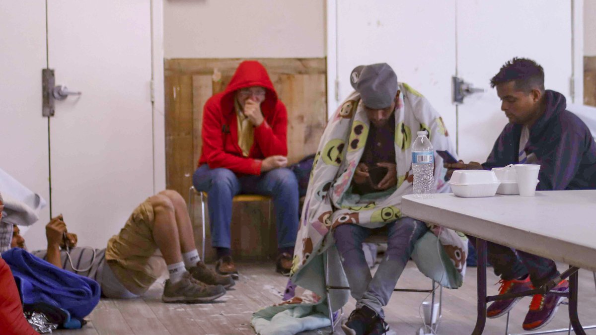 Migrantes descansan en un albergue en El Paso, Texas (EE.UU.).