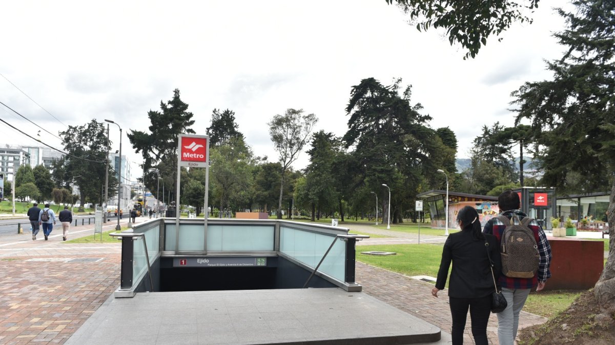 Cierre. El jueves 11 de mayo, en la tarde, las estaciones quedaron inhabilitadas pese a la espera de la gente en los exteriores.