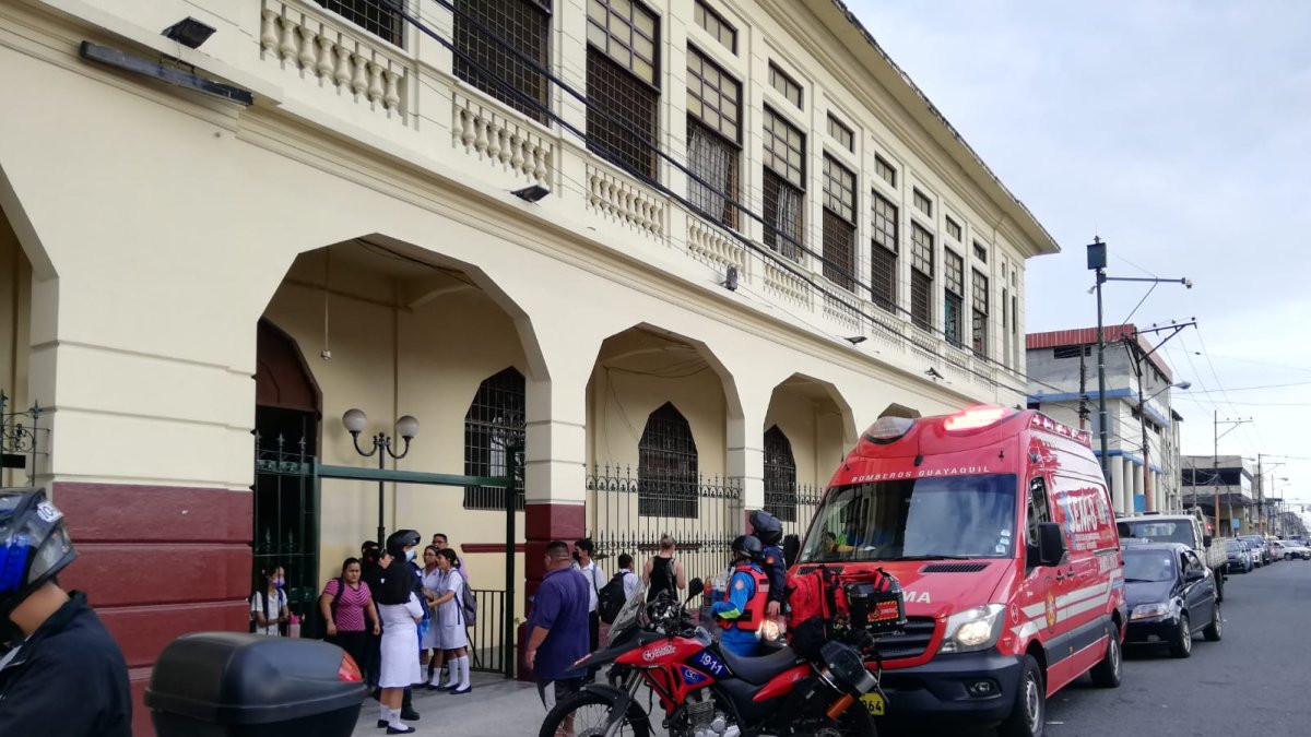 Las ambulancias llegaron al colegio Rita Lecumberri para atender a los estudiantes que presentaban problemas respiratorios.