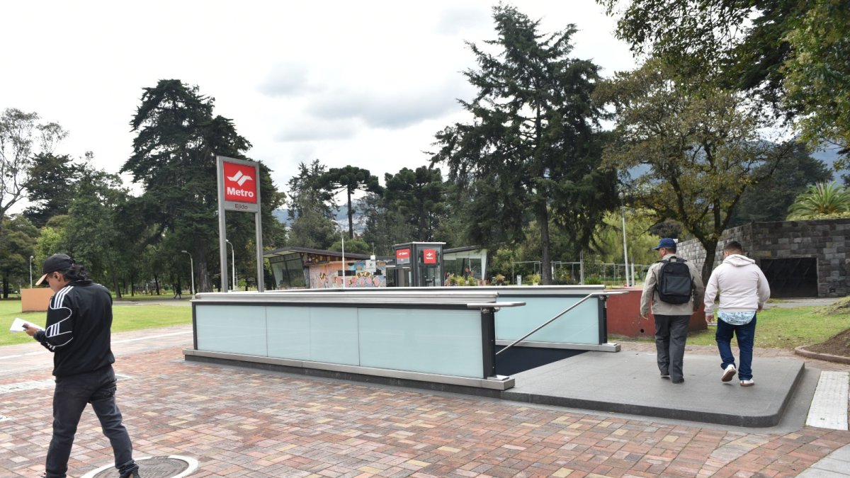 Estaciones. Hubo paradas del metro donde se colocó bandas de peligro para evitar el acceso a los usuarios. Algunos desconocían de la suspensión que rige desde la semana pasada.