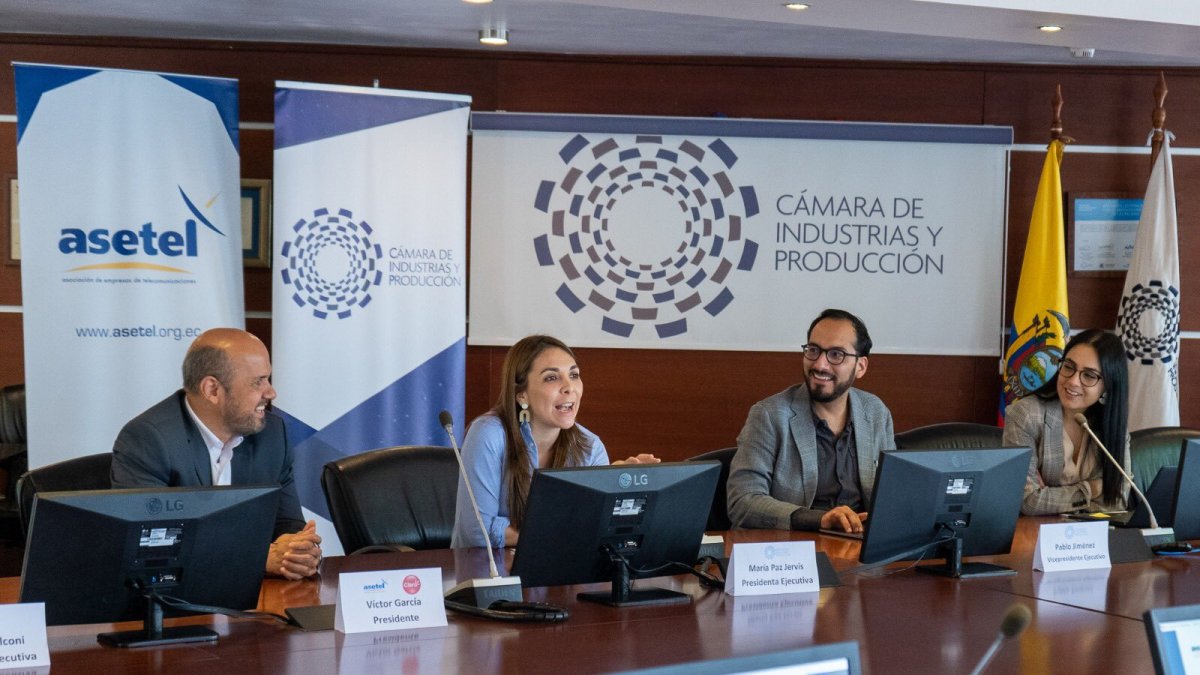 María-Paz Jervis (c), presidenta de la Cámara de Industrias y Producción.