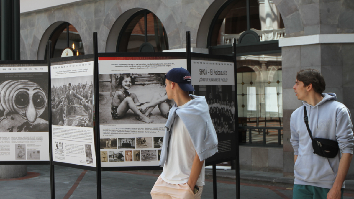 Asistentes a la exposición en el Centro de arte contemporáneo.