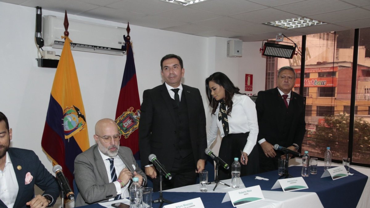 Anuncio. El perito Roberto Meza Niella presentó ayer al equipo que le acompañará durante el trabajo en el país.