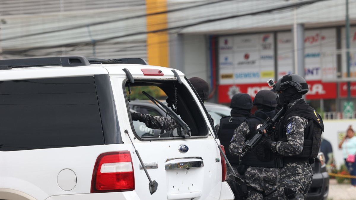 Peritos de la Policía Nacional analizaron el vehículo que fue destruido por los impactos de bala y el choque dado.