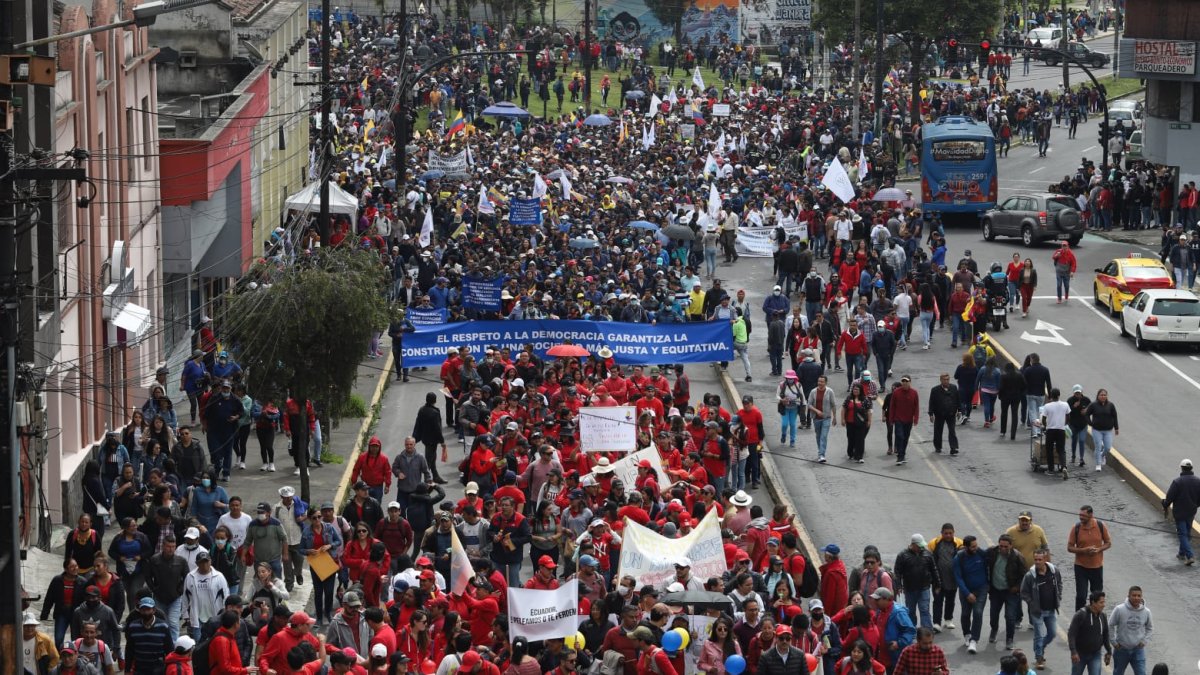 Los simpatizantes de Guillermo Lasso caminan de El Arbolito a la Asamblea.