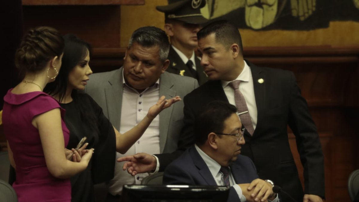 Legisladores del correísmo se reúne en torno a Virgilio Saquicela previo al inicio de la sesión.
