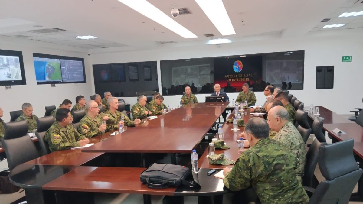 Reunión del Consejo de Generales de las Fuerzas Armadas y el Ministro de Defensa.