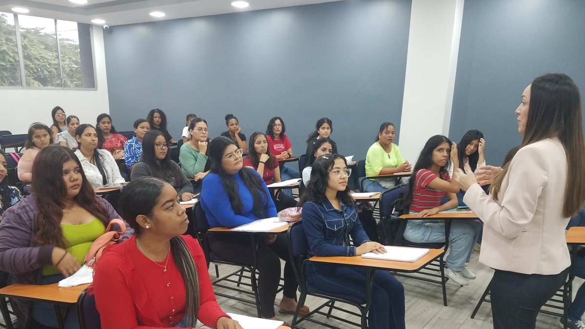 Estudiantes se benefician de becas para acceder a las universidades.