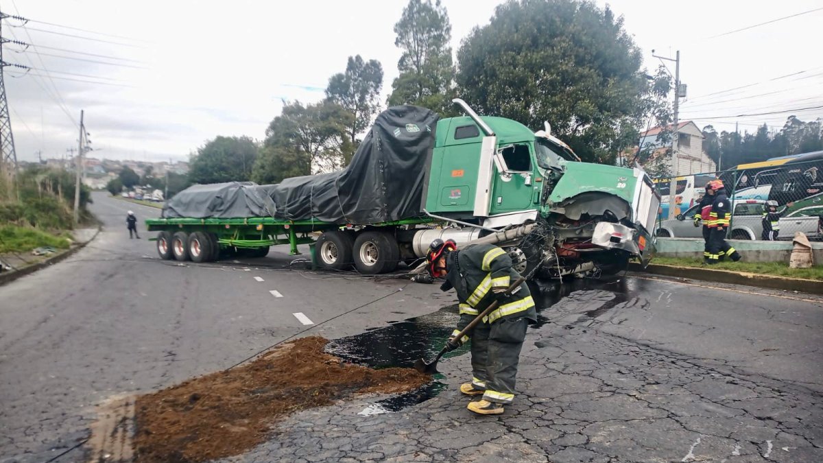 Tráfico. La avenida fue cerrada por casi tres horas hasta limpiar todo.