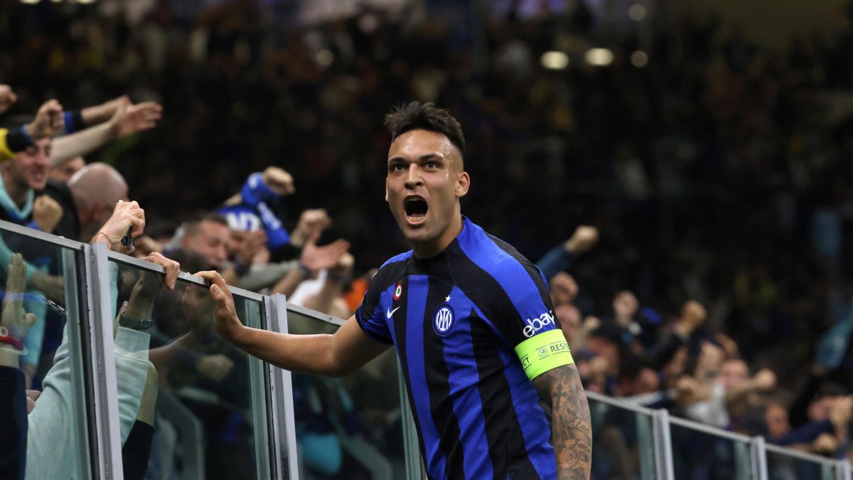 Lautaro Martínez, del Inter de Milán, celebra tras marcar el 1-0 durante en la semifinal de vuelta de la Champions League contra el Milan.